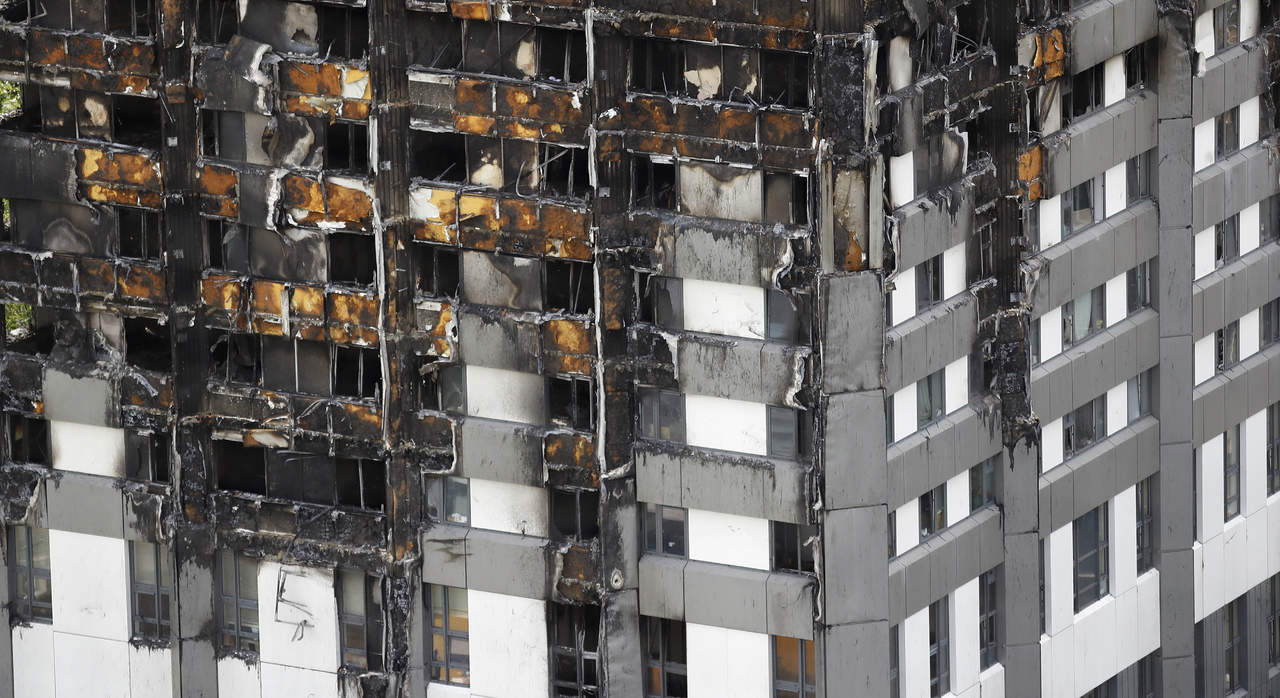 El aislamiento y las baldosas recuperadas del edificio de apartamentos no superaron las pruebas de seguridad, agregó la policía de Londres. (AP)