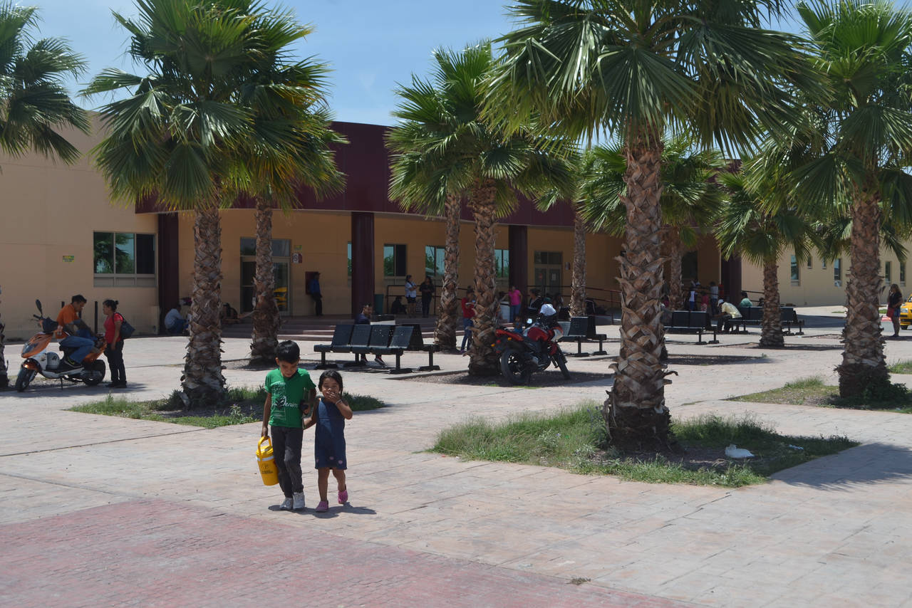 Visita. En un día, las autoridades de salud a nivel federal, realizaron el recorrido en el Hospital General de Torreón. (EL SIGLO DE TORREÓN)