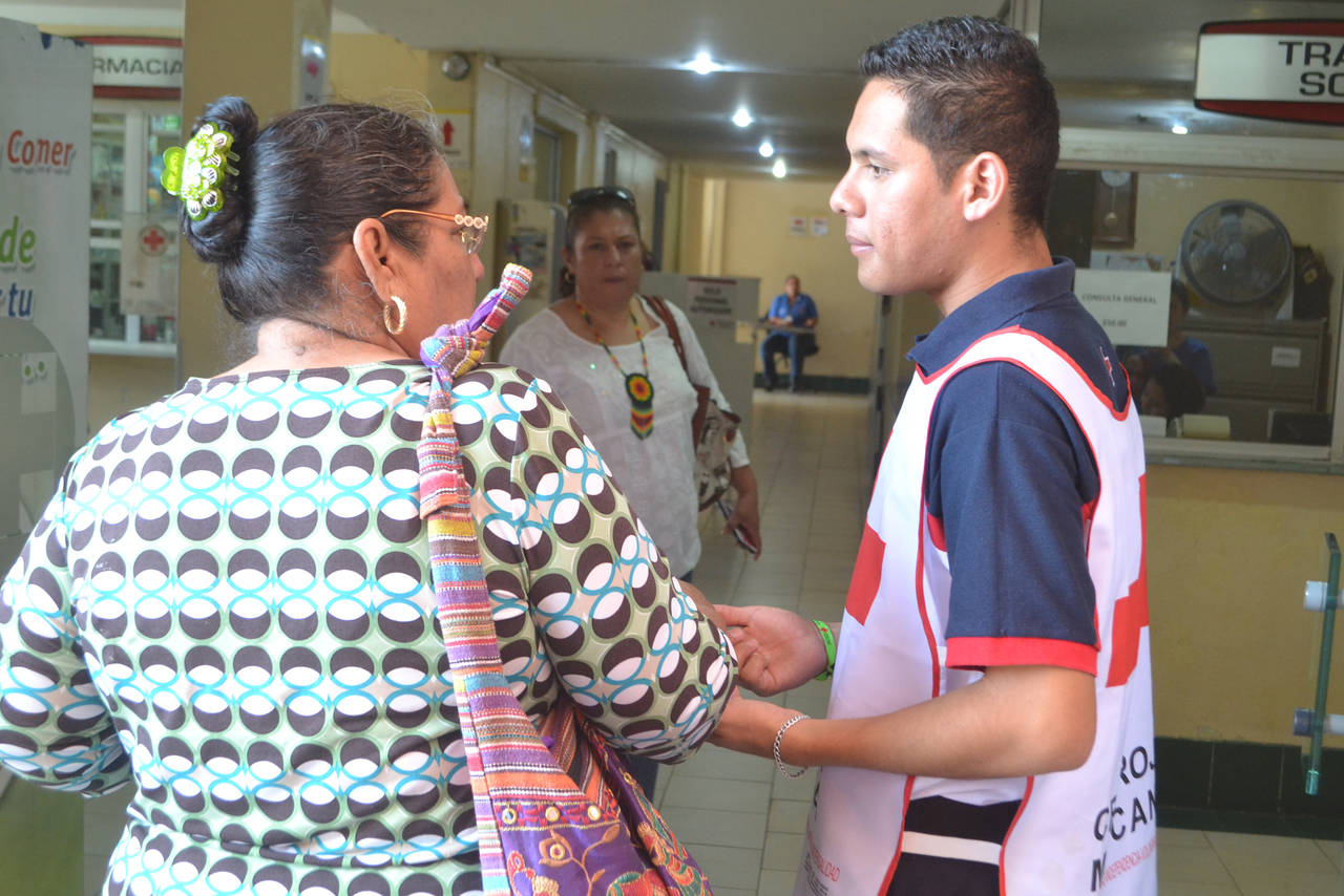 Labor. José Rivera tiene 18 años de edad, actualmente es paramédico y tiene la encomienda de recibir a los pacientes en Cruz Roja. (ANGÉLICA SANDOVAL)