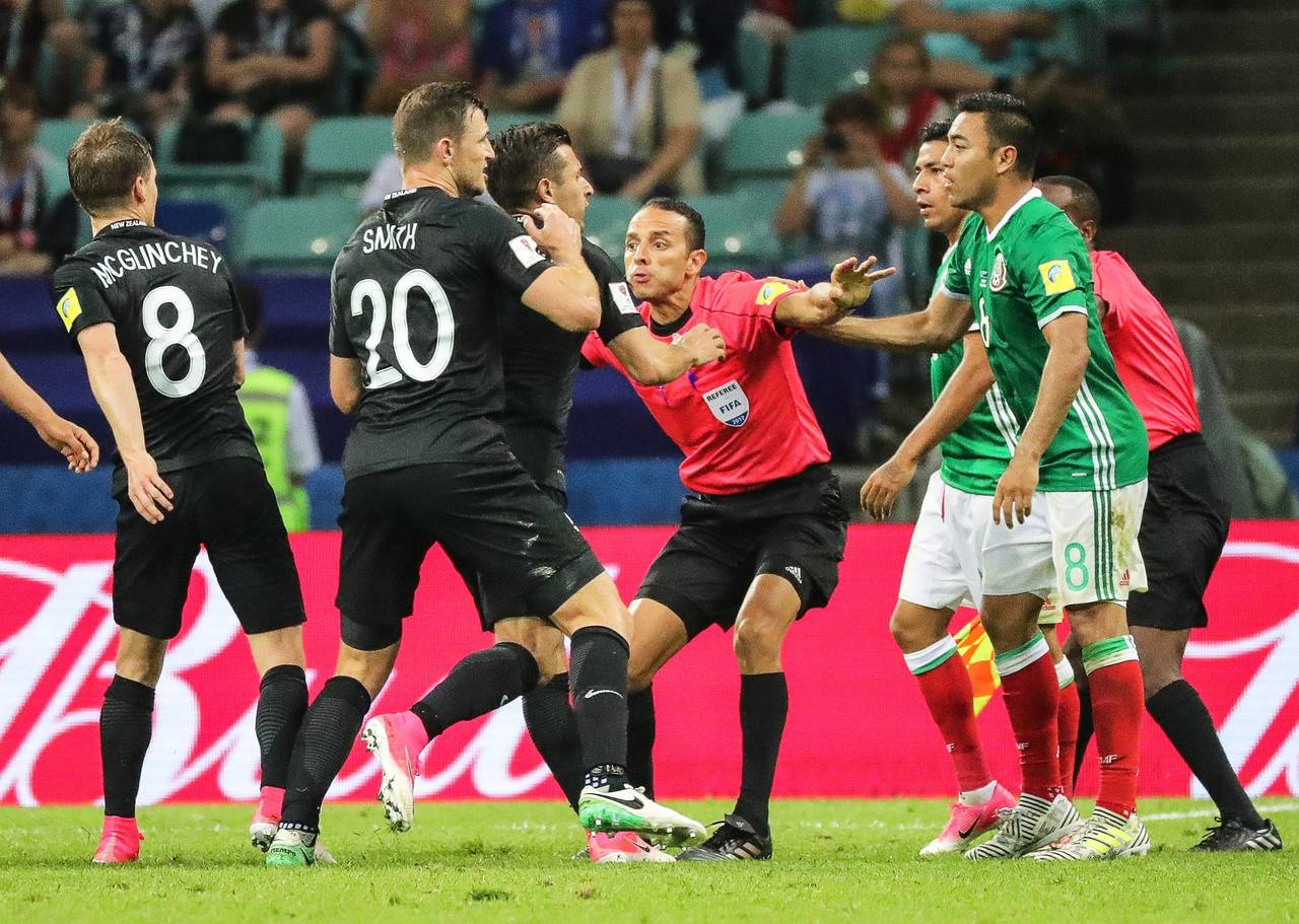 Jugadores de Nueva Zelanda (i) discuten con jugadores de México (d) durante un partido del grupo A de la Copa Confederaciones. (EFE)