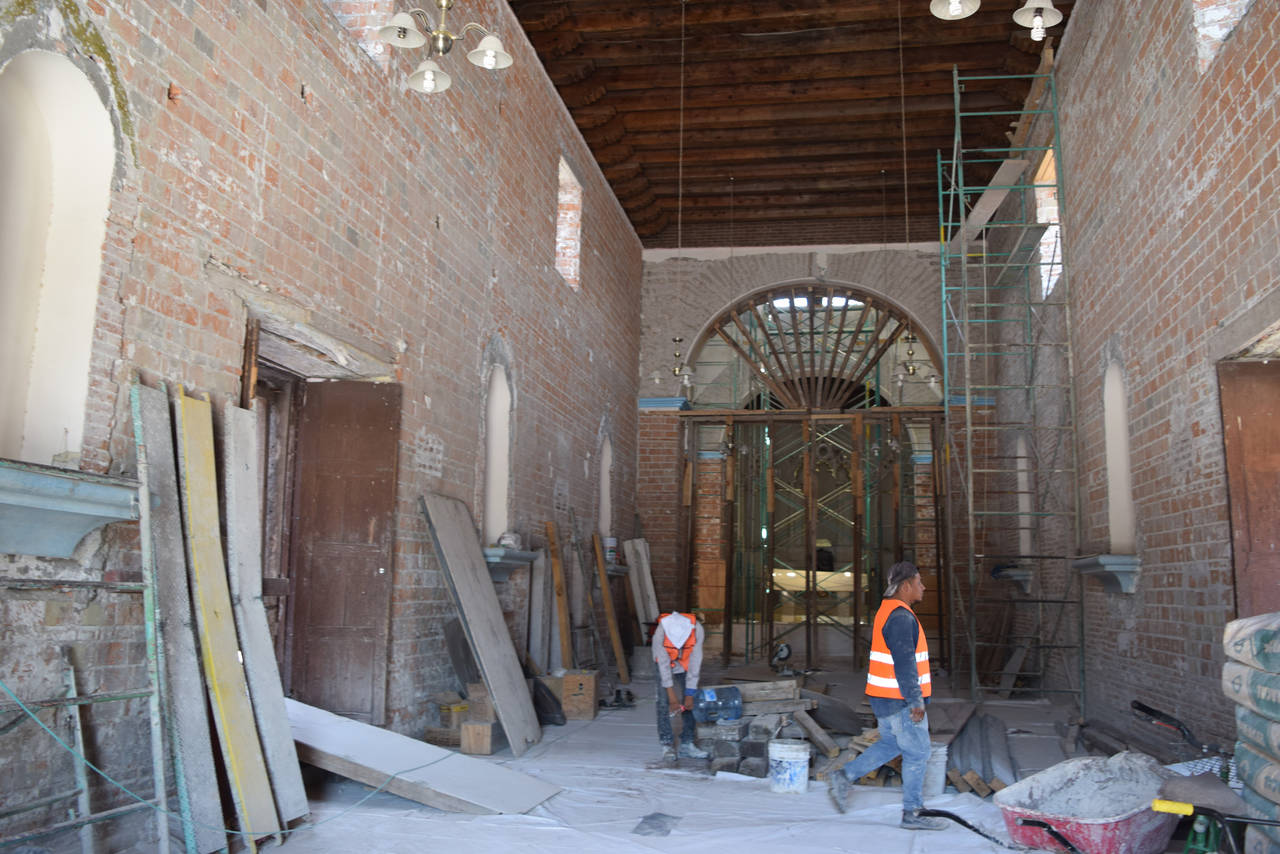 Trabajos. Se restaura la iglesia de Santiago Apostol de Viesca y el martes la cúpula se vino abajo, pero no pasó a mayores. (MARY VÁZQUEZ)