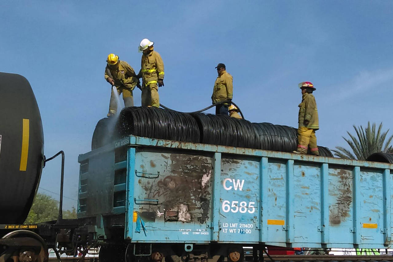 Siniestro. De manera rápida y efectiva, los bomberos sofocaron las llamas del vagón del tren. (EL SIGLO DE TORREÓN)