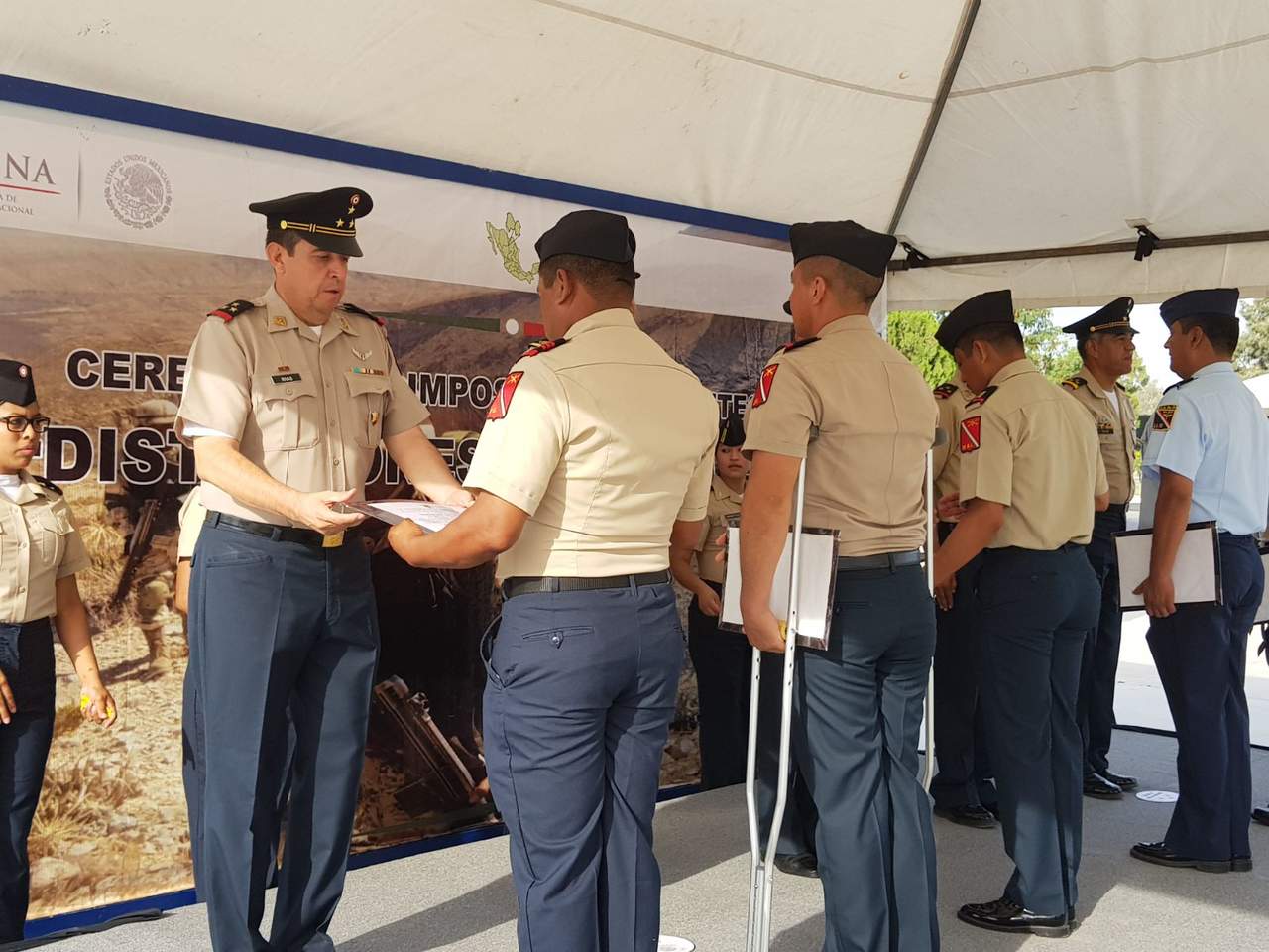 En la explanada de la Región Militar, el Coronel de Infantería Diplomado de Estado Mayor Ciriaco Rivas Ramos, encabezó la ceremonia. (EL SIGLO DE TORREÓN)