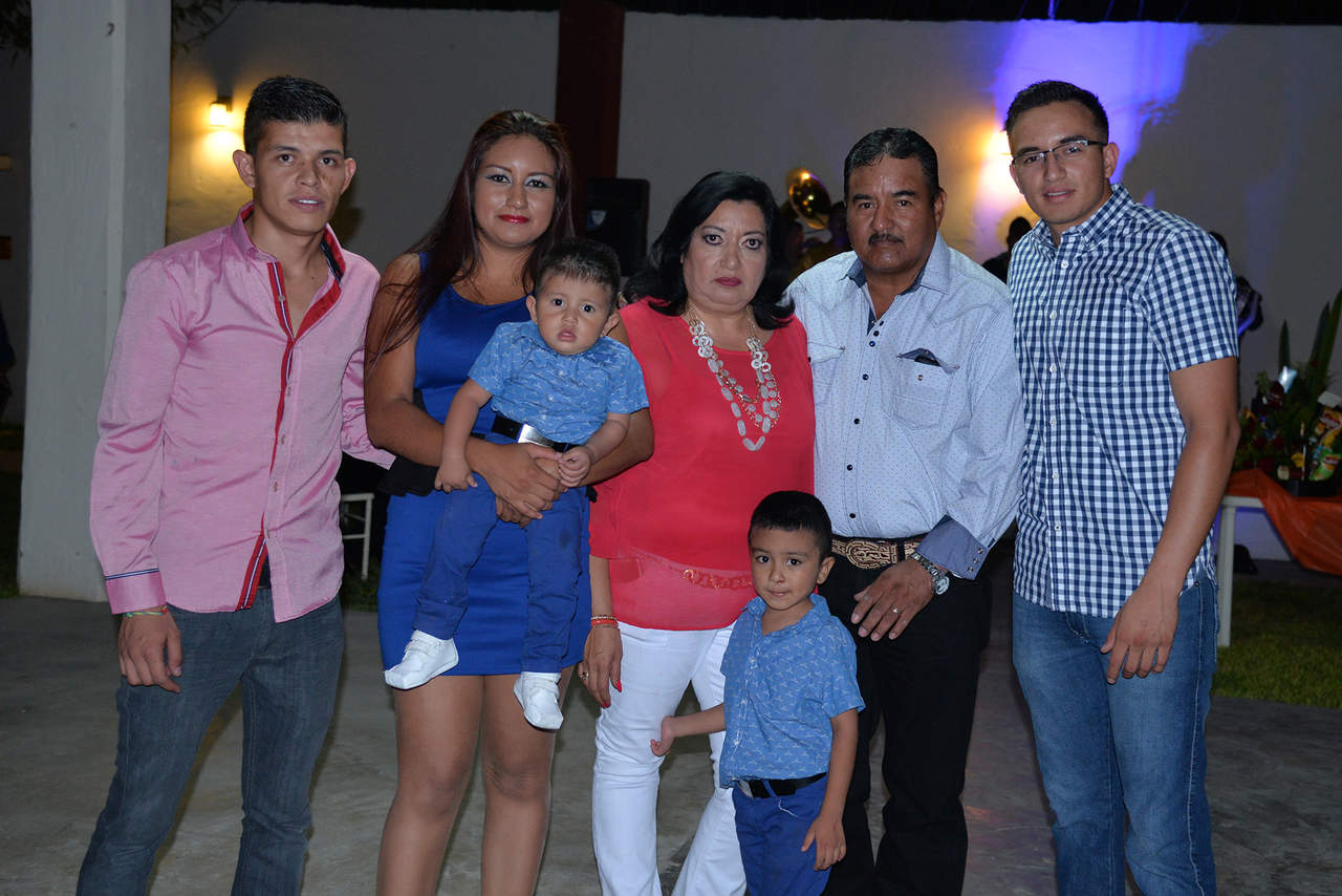 Arnulfo, Karla, Kalel, Adela, Carlo y César acompañando al festejado.
