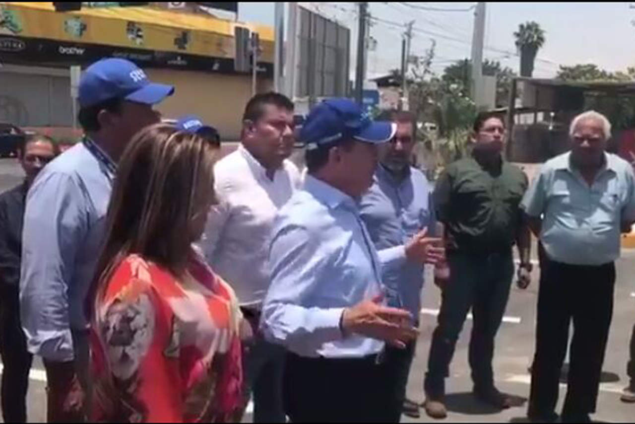 El gobernador de Durango, José Aispuro Torres y la alcaldesa de Gómez Palacio, Leticia Herrera recorrieron el puente caminando y posteriormente lo hicieron a bordo de vehículos. (ESPECIAL)