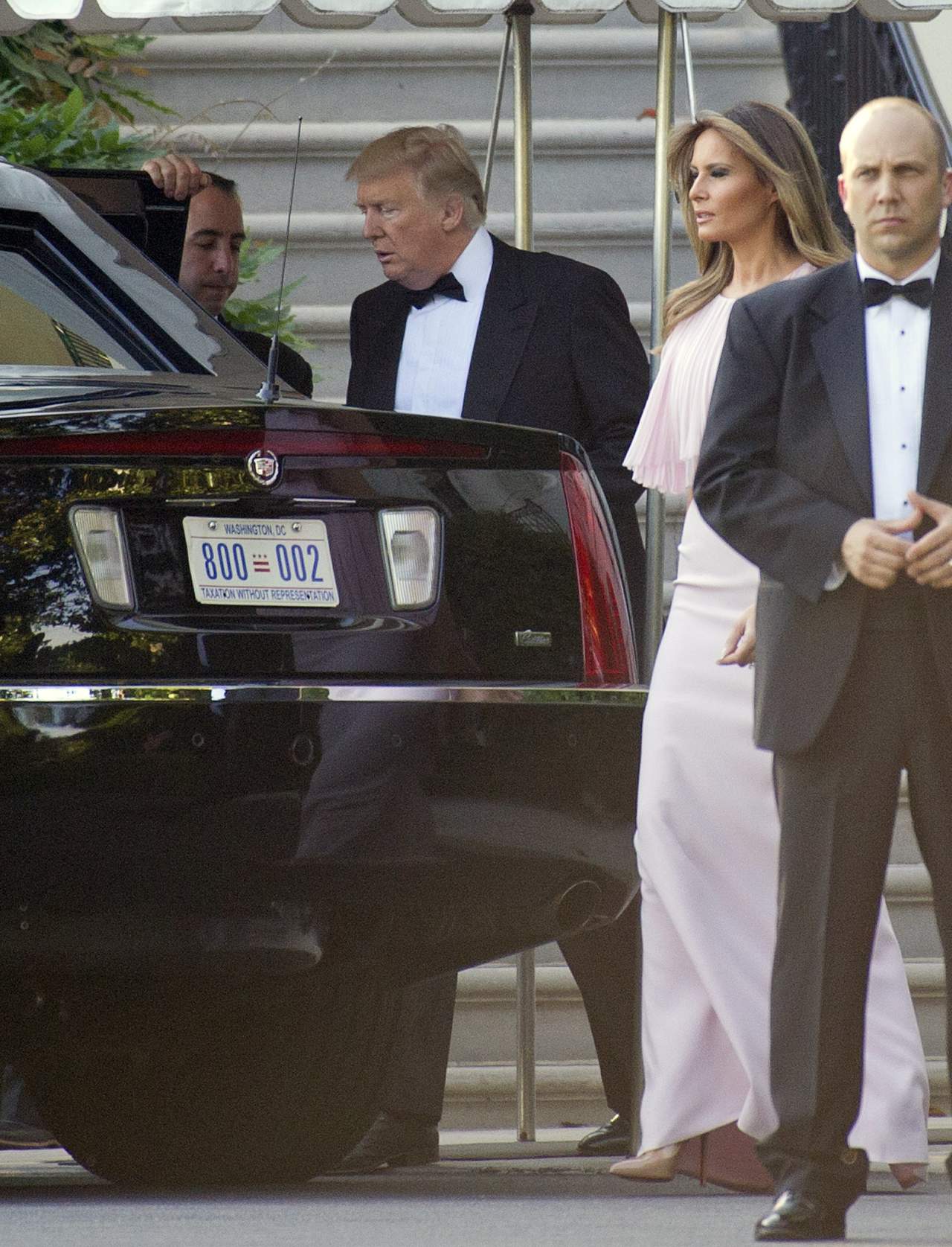 La Casa Blanca informó de la asistencia a la boda de la pareja presidencial, así como de la presencia del vicepresidente, Mike Pence, y su esposa, Karen. (EFE)