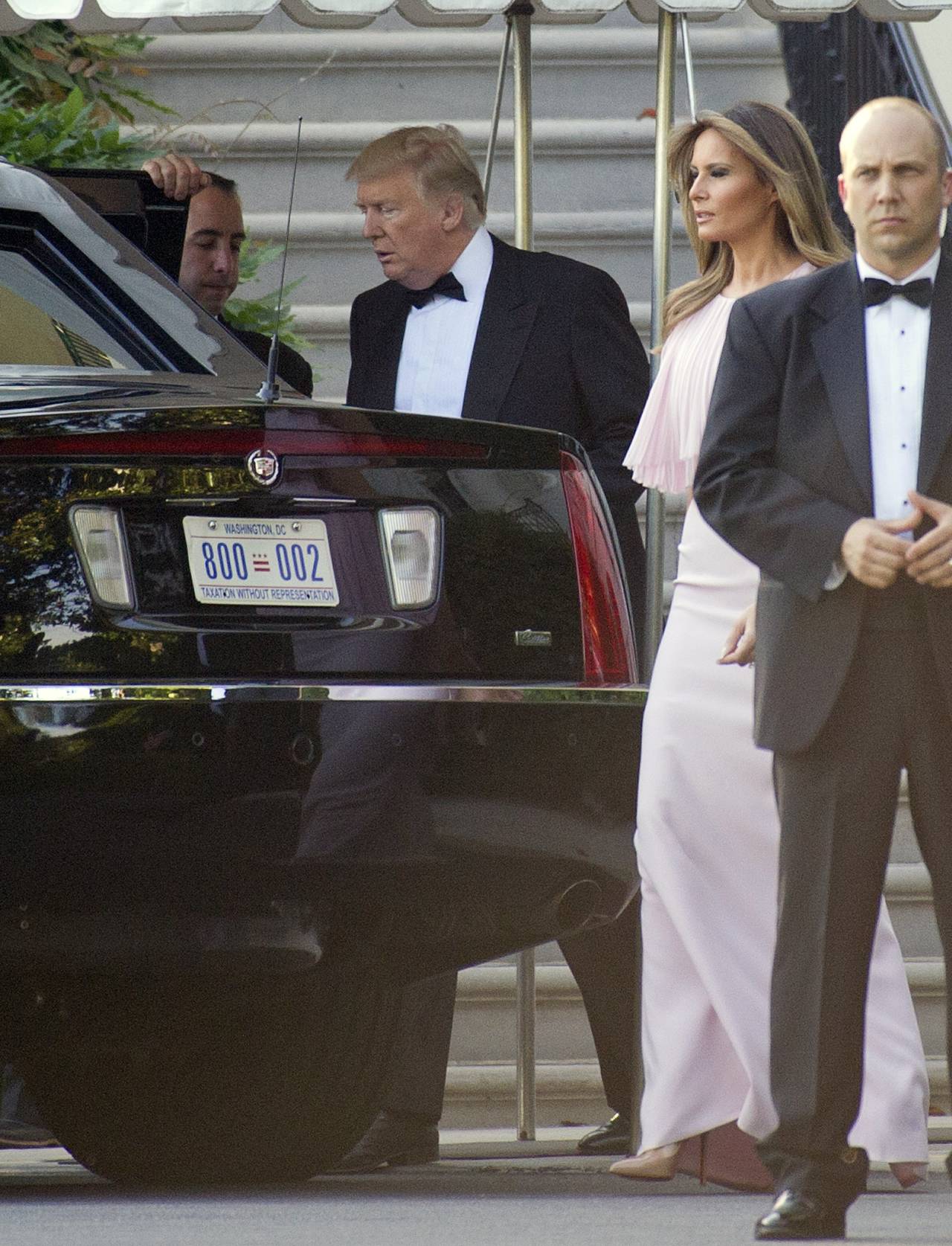 De fiesta. El presidente de EU, Donald Trump, y la primera dama, Melania, se vestieron de gala para acudir a la boda de su secretario del Tesoro, Steve Mnuchin, y la actriz escocesa Louise Linton.