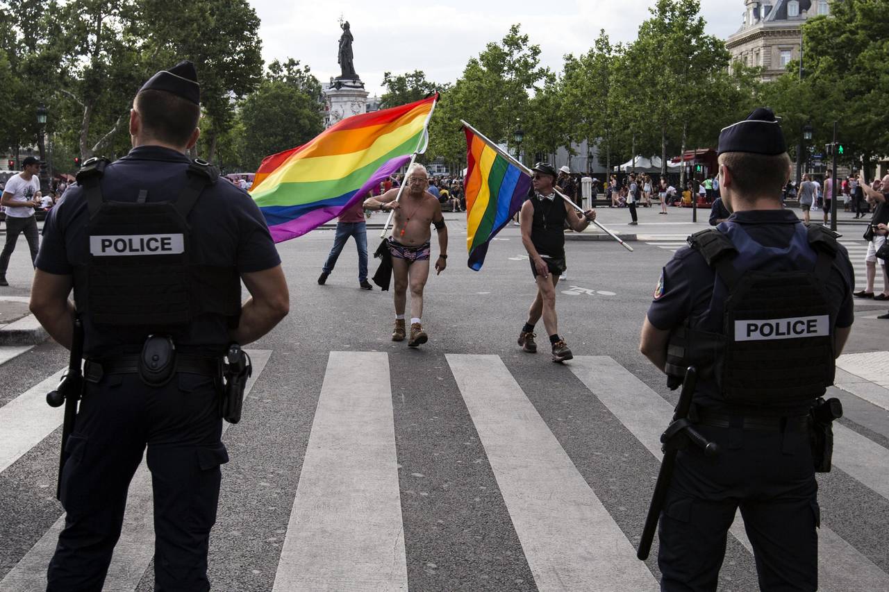 Sin límites. Dos hombres adultos marchan con las banderas de la comunidad LGBTTTI en la manifestación que se realizó ayer en París, Francia.