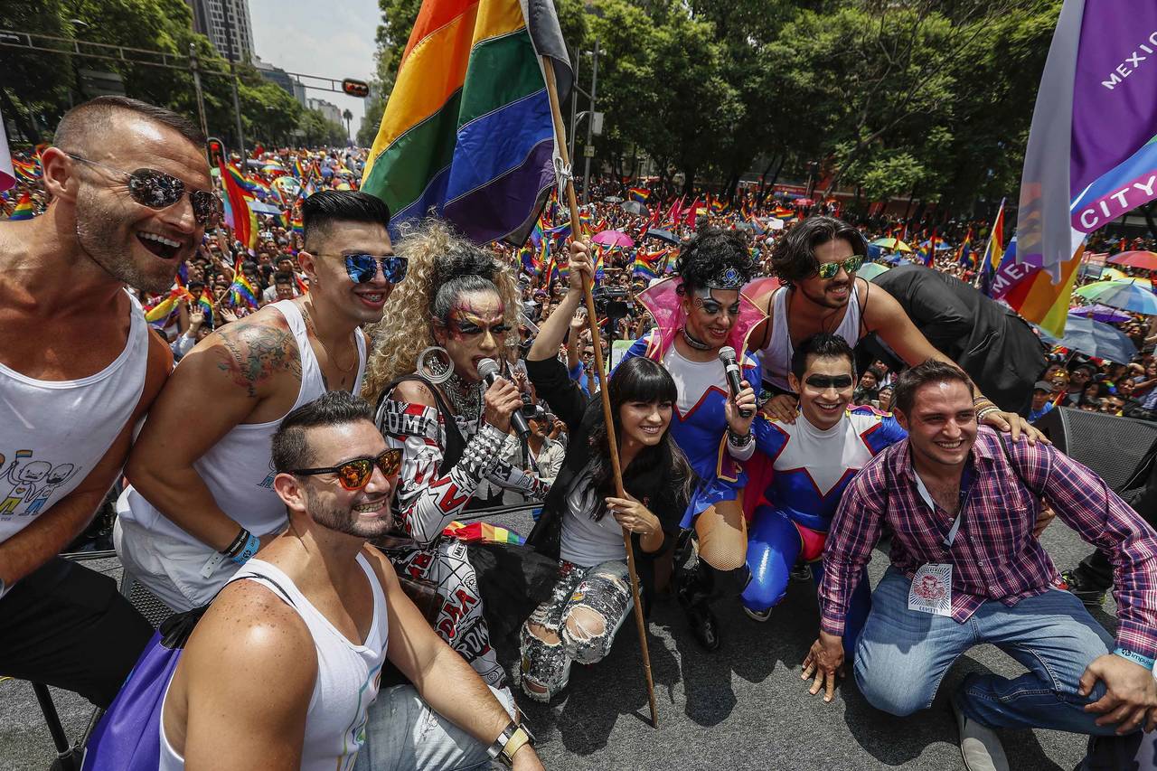 Mensaje. Maite Perroni llamó a vivir la sexualidad con plenitud y sin complejos en la marcha del orgullo LGBTTTI.