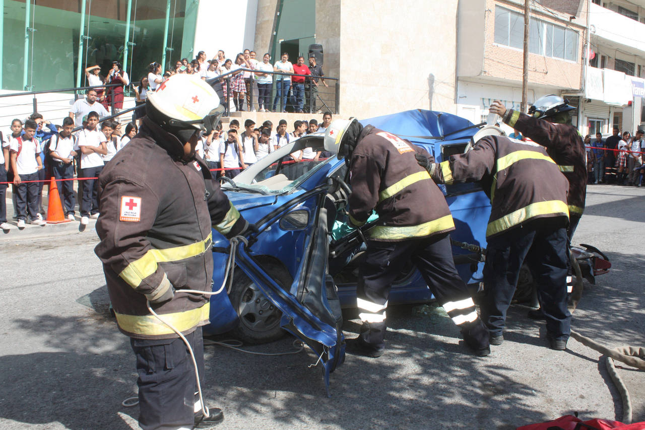 Simulacro. La Feria de la Seguridad Vial terminó con el simulacro de un accidente con una persona prensada.   