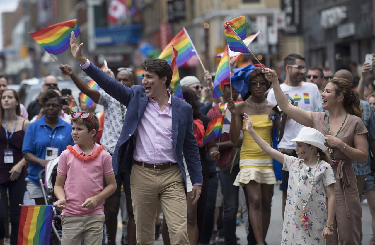 Justin Trudeau encabezó por segundo año consecutivo el desfile del orgullo gay en Toronto. (AGENCIAS)