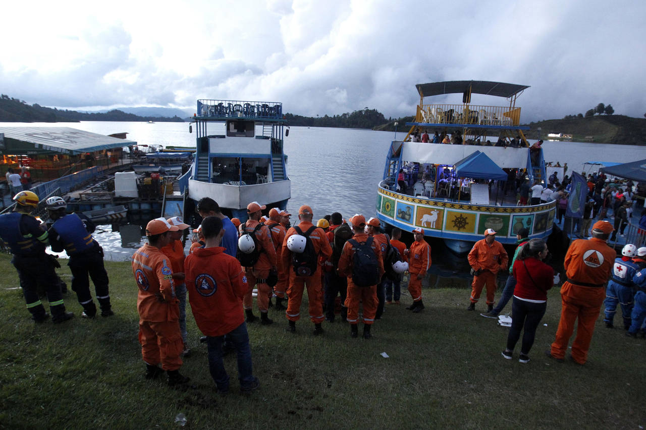 Búsqueda. Varios grupos se prepararon para realizar el rescate de las personas desaparecidos en el hundimiento de la embarcación.