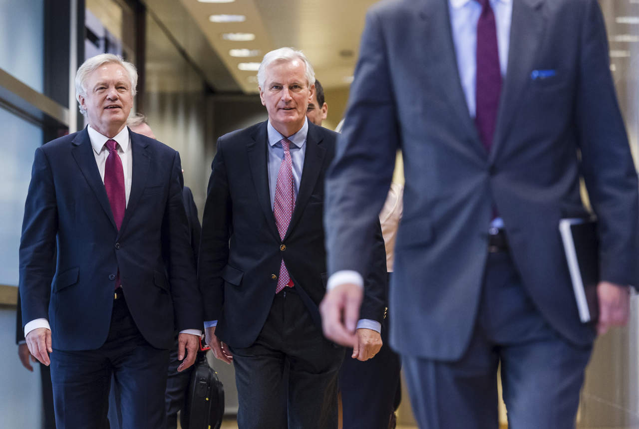 Tratos. David Davis (izq.) y Michael Barnier (cen.) son los responsables de negociar el ‘brexit’.
