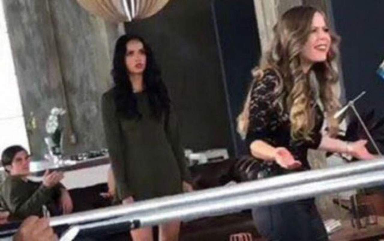 En las imágenes se muestra una filmación y se escucha a la modelo enojada porque presuntamente el director le pidió que posara detrás de la otra chica. (TWITTER)