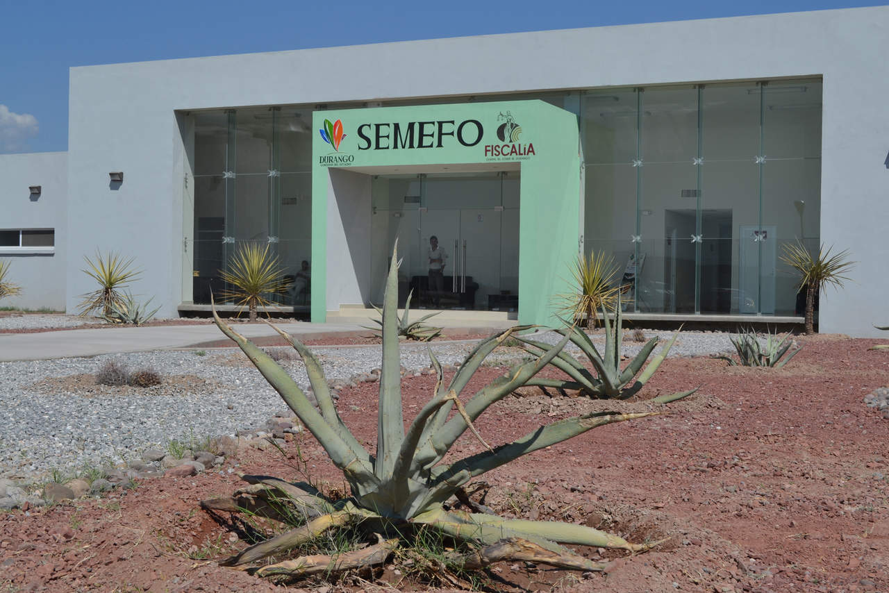 El cuerpo fue trasladado a las instalaciones del Servicio Médico Forense (Semefo) de la Vicefiscalia de Lerdo. (ARCHIVO) 