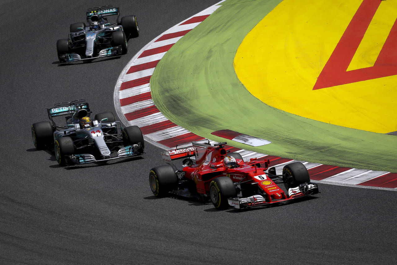 Sebastian Vettel (d) lidera el campeonato de la Fórmula Uno con 14 puntos de diferencia sobre Lewis Hamilton (i).