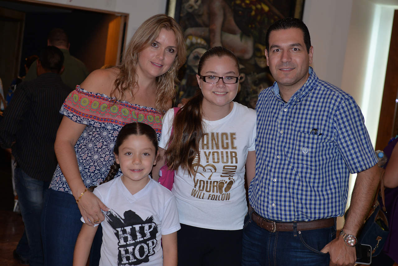 Marcela, Sofía, Fátima y Luis Antonio