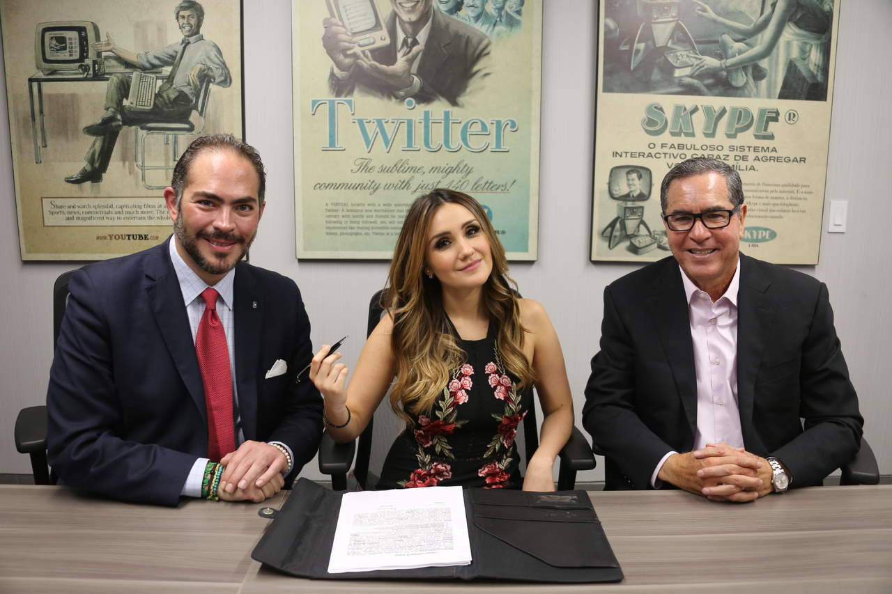 La ex RBD firmó contrato para integrarse al nuevo proyecto original del canal, que será grabado en los nuevos foros de Ciudad Imagen. (ESPECIAL)