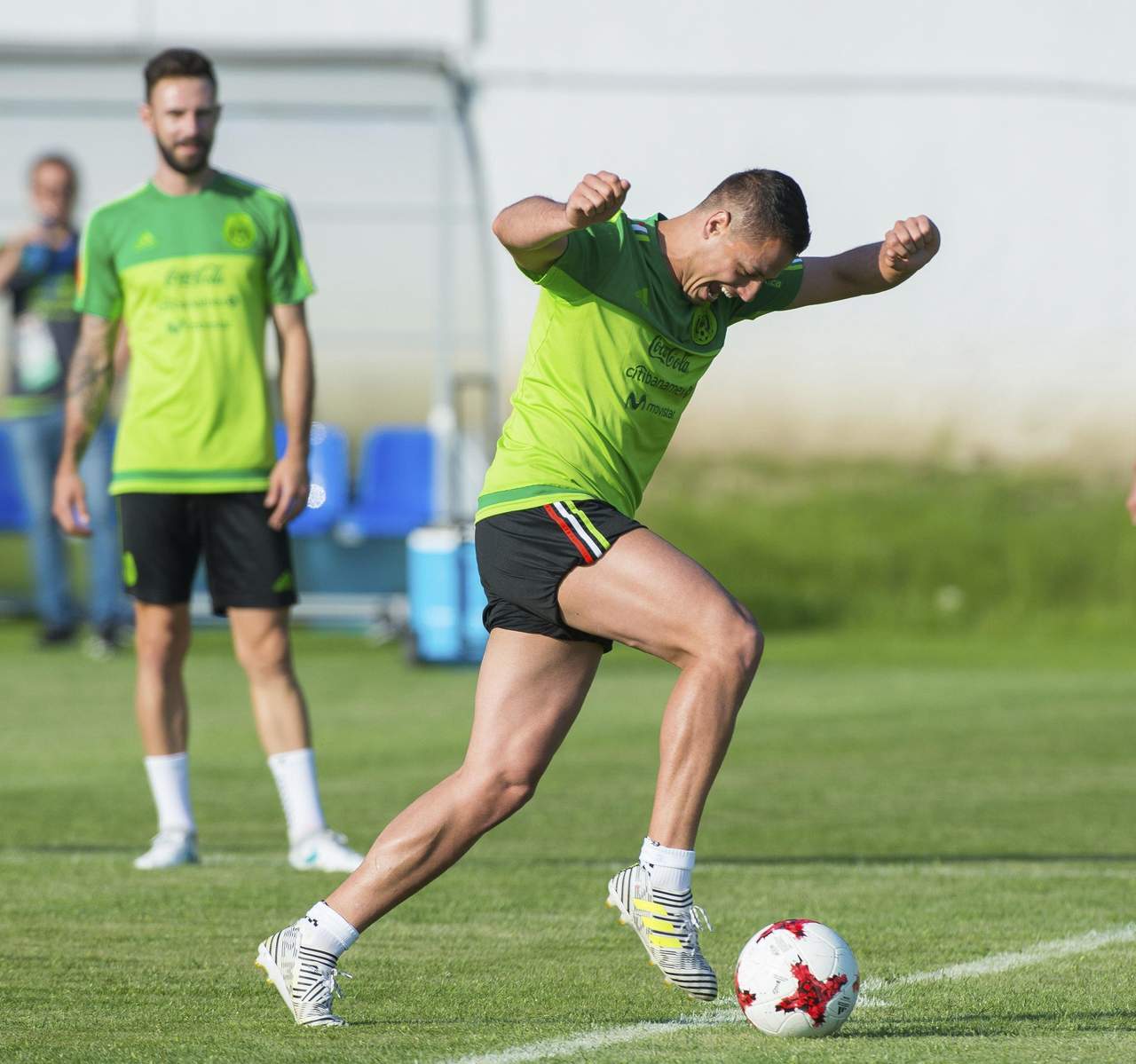 Luego de no entrenar el lunes al parejo de sus compañeros, Javier Hernández ya practicó con el resto del equipo. (EFE)