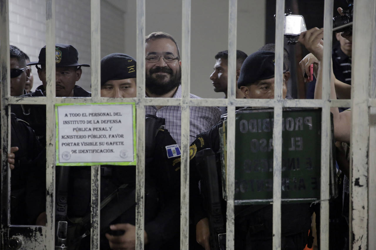 ¿De qué se ríe?. El exgobernador Javier Duarte arribó con una sonrisa a la Torre de Tribunales Centro Cívico de Guatemala.