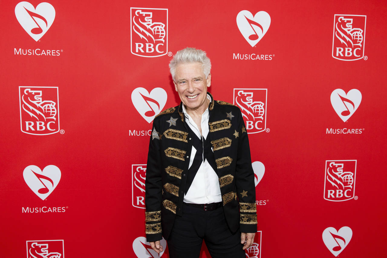 Reconocimiento. Adam Clayton, bajista de U2, recibió un premio de MusiCares de la Academia de Grabación.