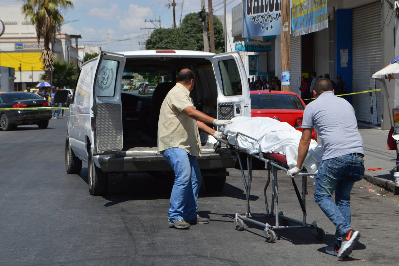 A balazos. Padre e hijo fueron atacados a balazos en pleno sector Centro de Torreón. (EL SIGLO DE TORREÓN)