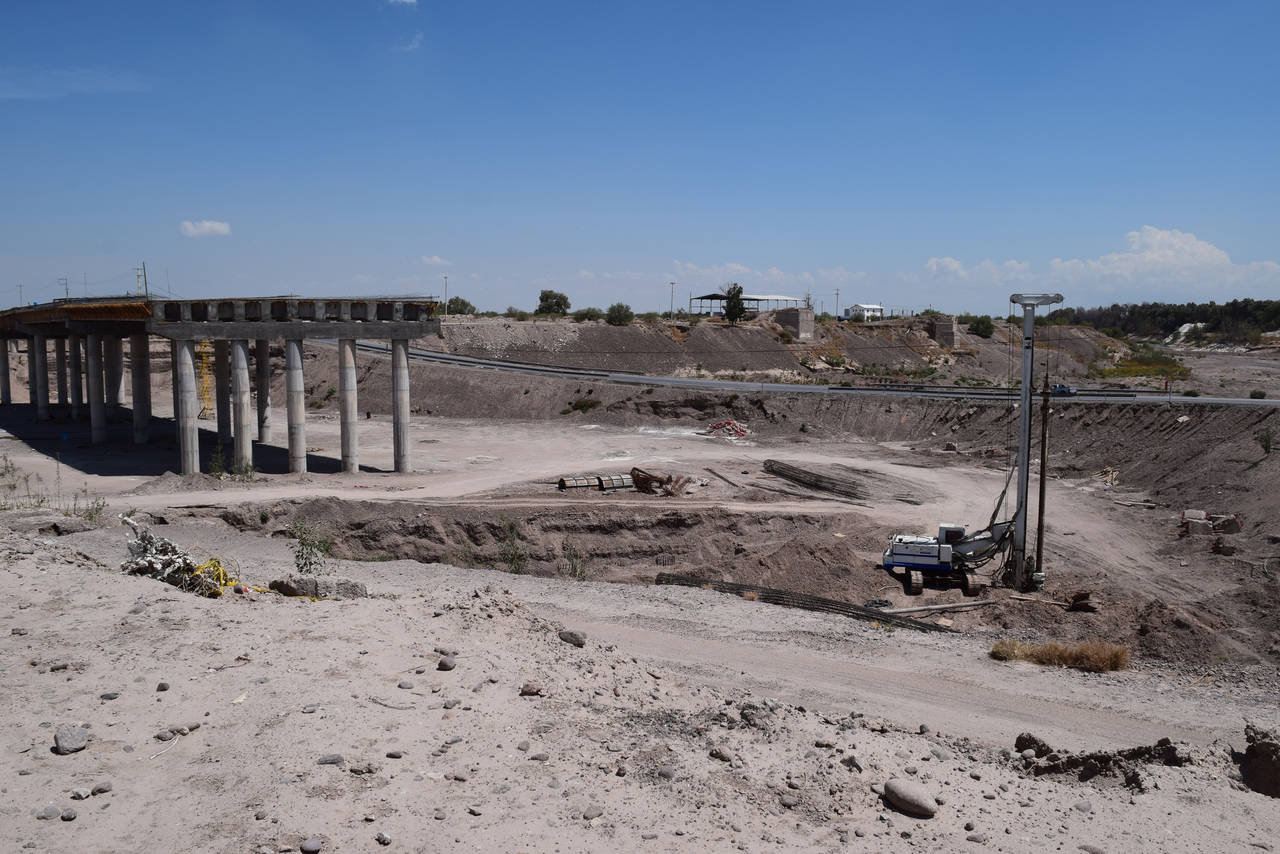 Retraso. A más de un año de que inició, la construcción del puente El Tajito no presenta avances. 