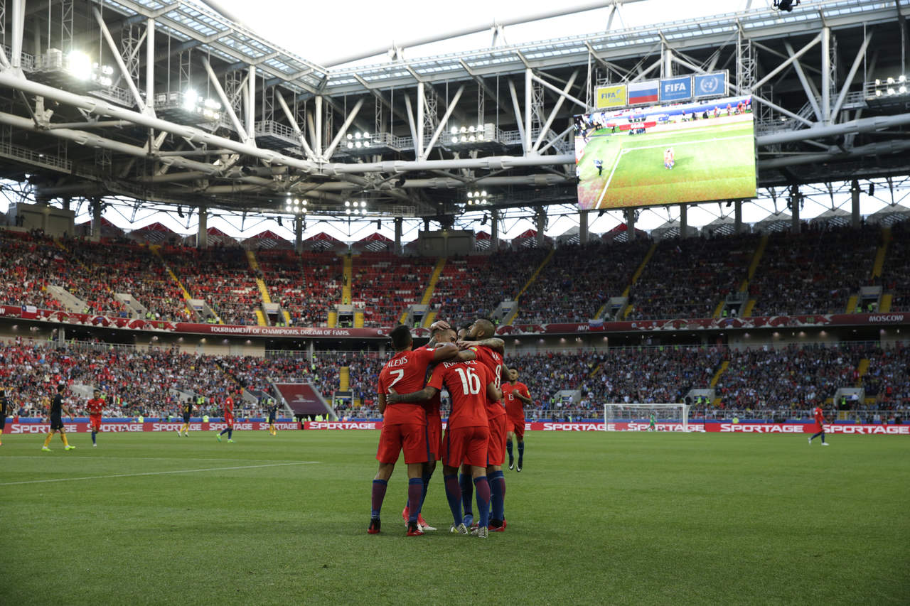 En cuestión de horas, ese cántico ya lo conocía toda la marea roja chilena y es que el equipo latinoamericano no olvida que derrotó dos veces seguidas a la Argentina de Leo Messi en la final de la Copa América.
