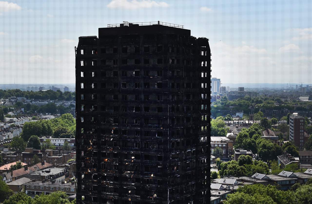 Se cree que la mayoría de los que fallecieron en el incendio que devoró la Torre Grenfell, de 24 pisos, el 14 de junio vivían en 23 de los 129 departamentos, dijo la superintendente de Scotland Yard, Fiona McCormack. El saldo anterior de muertos era de 79. (ARCHIVO)