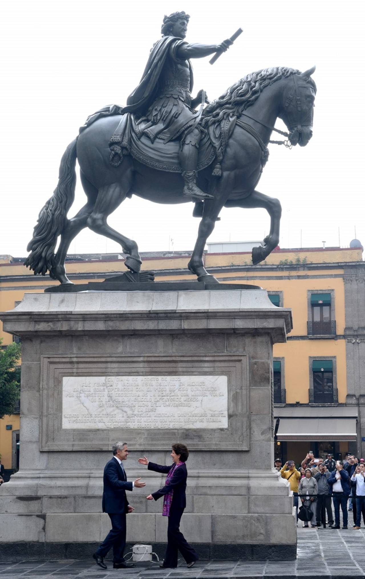 Terminada. La Secretaría de Cultura, a través del INAH, entregó restaurada la estatua de Carlos IV, El Caballito. (ARCHIVO)