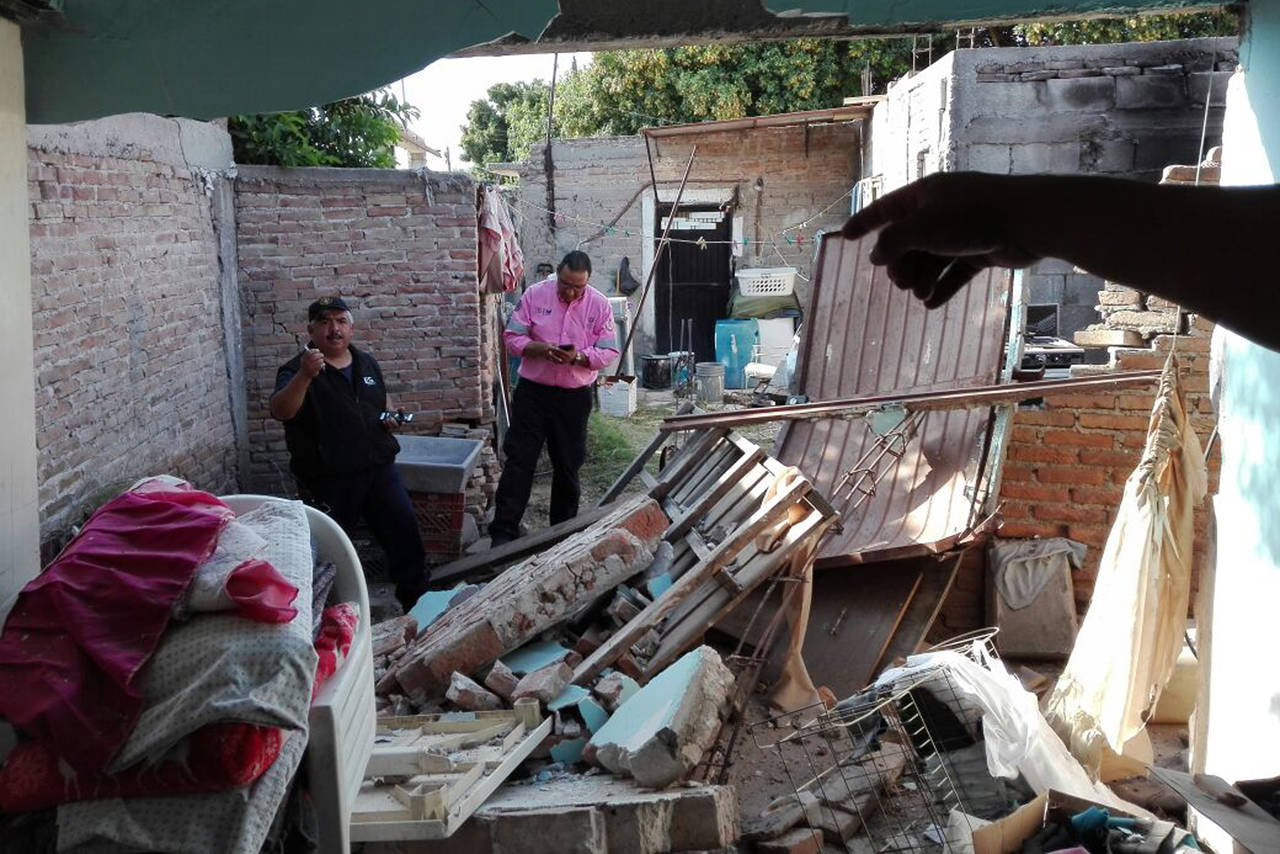 Explosión. Estalla tanque de 10 kilos en casa de Gómez Palacio, derribó dos cuartos.   (EL SIGLO DE TORREÓN)