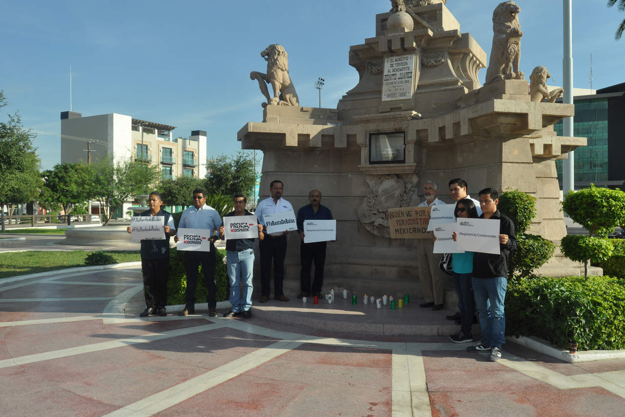 ‘Grito’.Un grupo de comunicadores laguneros se “plantó” frente al monumento a Juárez para exigir un alto a las agresiones. (GUADALUPE MIRANDA)