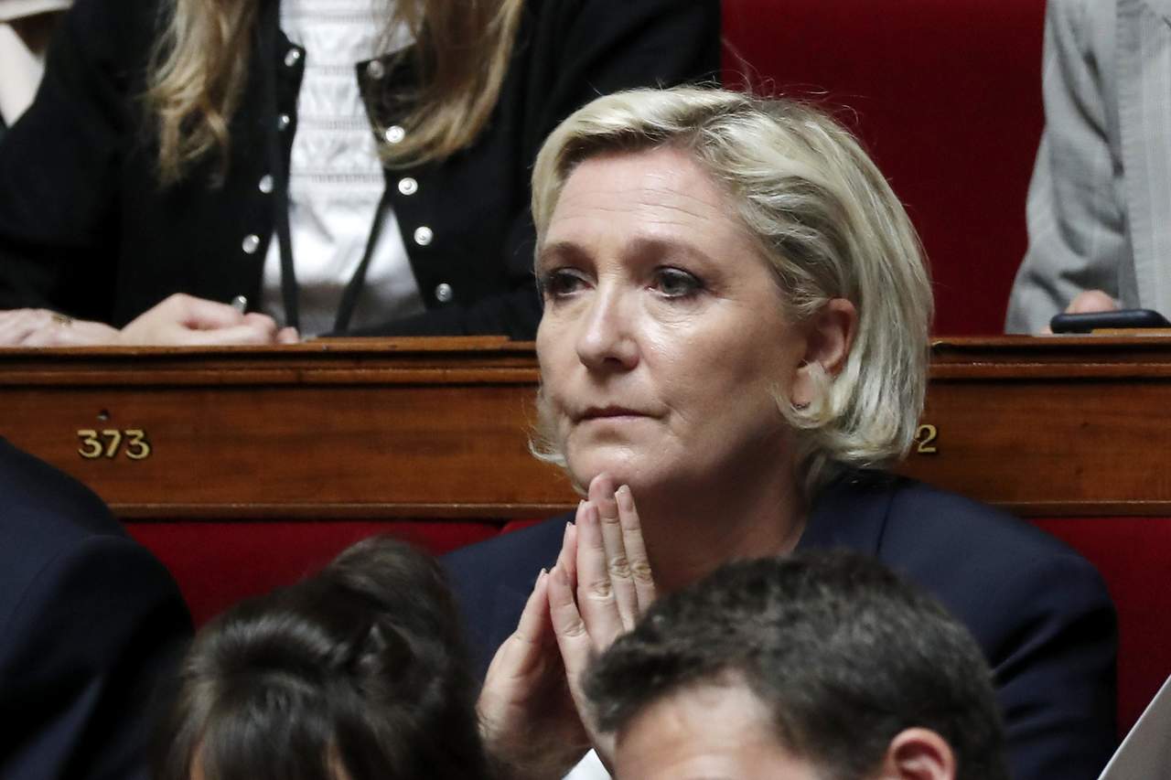 Le Pen está siendo investigada por el presunto pago ilegal con dinero de la UE a los asistentes en la Eurocámara. (ARCHIVO)
