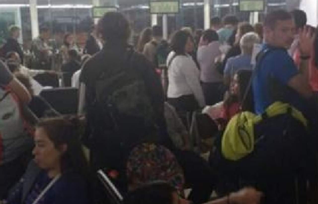 Los pasajeros denunciaron que el personal de Aeroméxico fue descortés y grosero y señalaron que no quisieron dar mayor detalle a los afectados. (ESPECIAL)