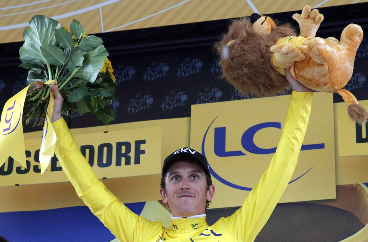 Geraint Thomas celebra luego de ganar la primera etapa del Tour de France. (AP)