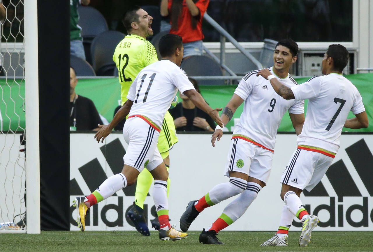 La Selección Mexicana derrotó 2-1 a Paraguay, pero el delantero Alan Pulido (c) sufrió fractura de húmero y quedó fuera de la Copa Oro. (AP)