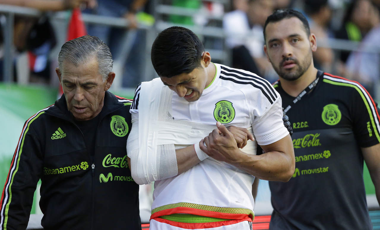 'Me siento triste la verdad. El objetivo era jugar la Copa Oro con todos mis compañeros, pero esa ilusión queda atrás con mi lesión [fractura húmero derecho]', declaró el delantero mexicano. (ARCHIVO)
