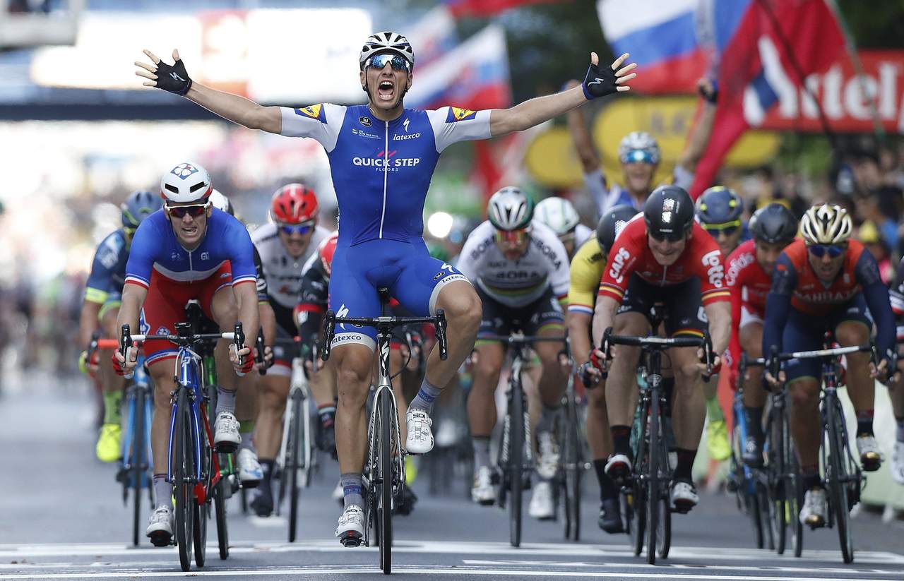 Marcel Kittel celebra al momento de cruzar la meta en la segunda etapa del Tour de Francia. (EFE)