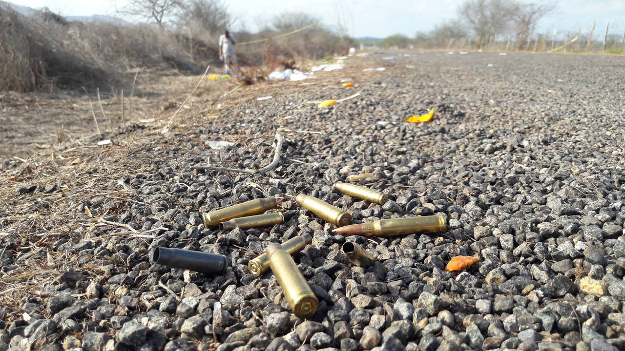 Huellas. En la zona de los enfrentamientos en Villa Unión, Sinaloa, aún quedan casquillos y balas que se usaron en los tiroteos.