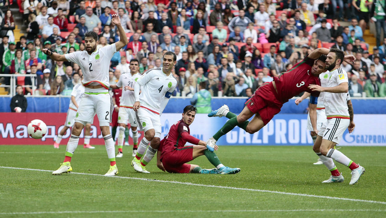 Al minuto 90 de acción, el defensa portugués Pepe empató el encuentro para alargar el partido a los tiempos extras. (Fotografía de AP)