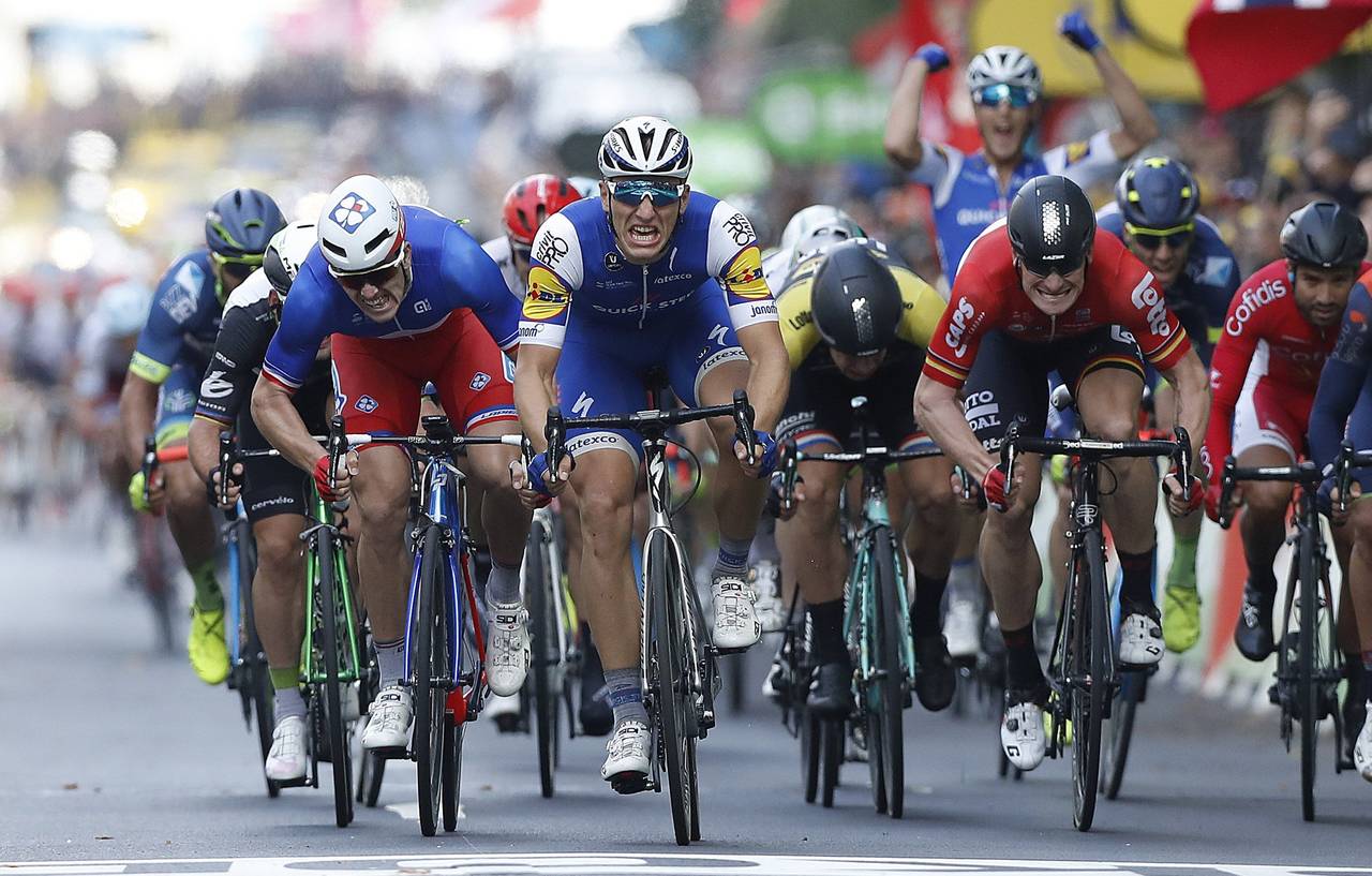 El ciclista alemán Marcel Kittel (c), integrante del Quick-Step Floors, se adjudicó la segunda etapa del Tour de Francia 2017. (EFE)