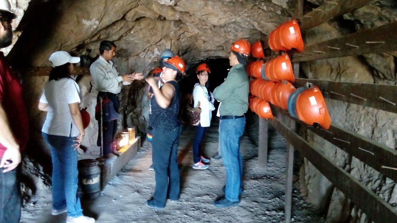 Guía. A los visitantes de la mina se les da una amplia explicación sobre el uso de las lámparas que se usarán durante el trayecto.