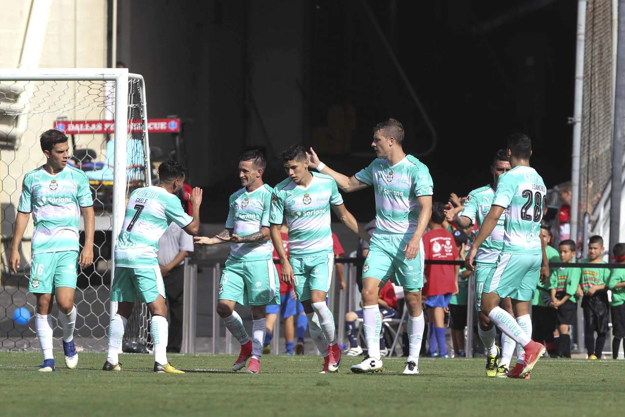 El campeón Guadalajara sufrió una fuerte vapuleada a manos de Santos Laguna, que lo derrotó 0-5 en partido amistoso de preparación, con miras al Torneo Apertura 2017 de la Liga MX. (Cortesía)