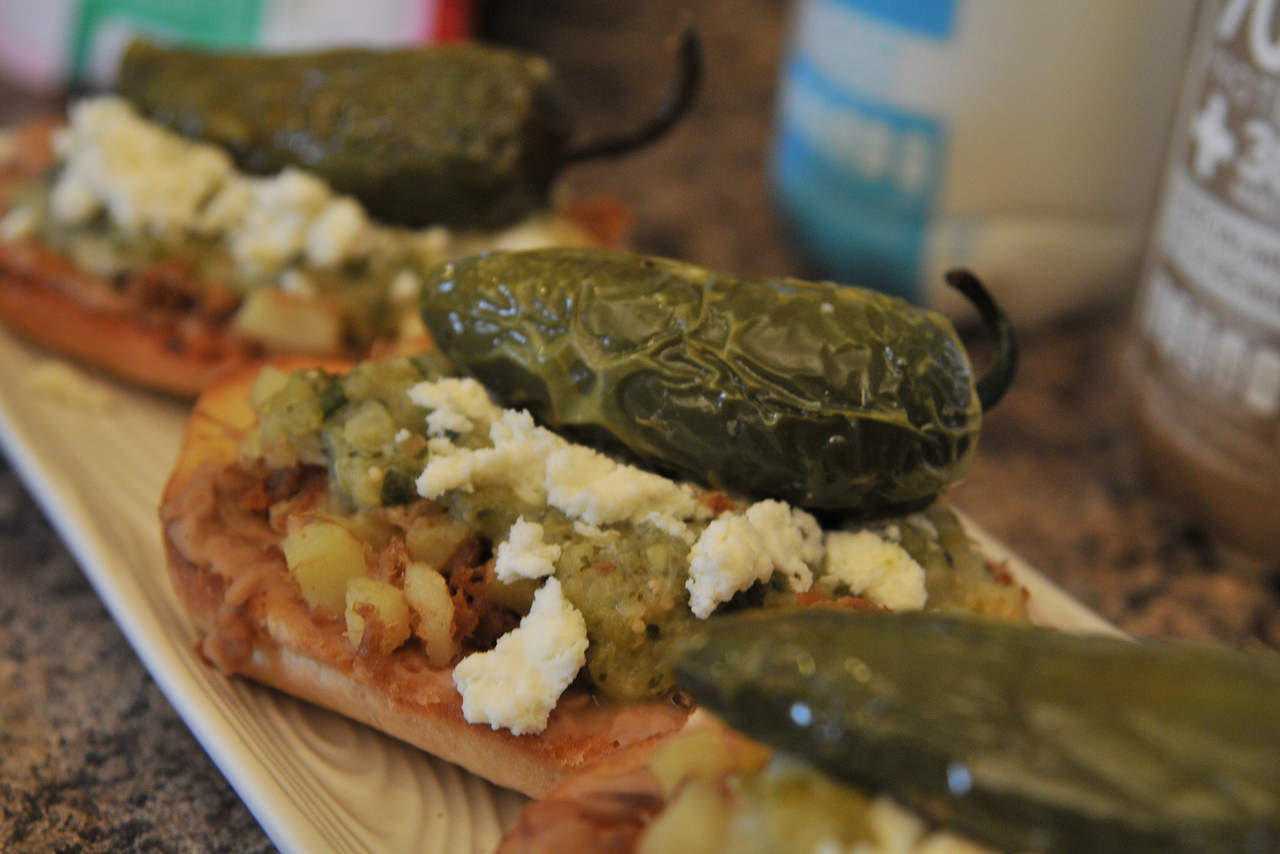Molletes de papas  y chicharrón