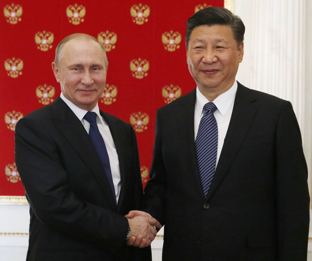 Encuentro. Vladimir Putin (izq.) dio la bienvenida a Xi en el Kremlin, donde ambos cenaron.