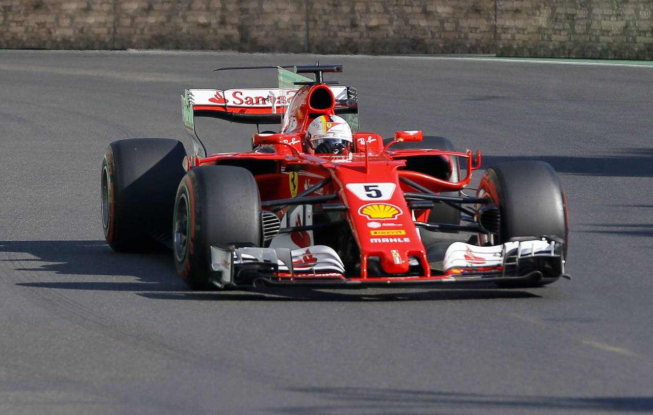 Luego de impactar su monoplaza con el de Lewis Hamilton, Vettel fue sancionado con 10 segundos en el Gran Premio de Azerbaiyán. (EFE)