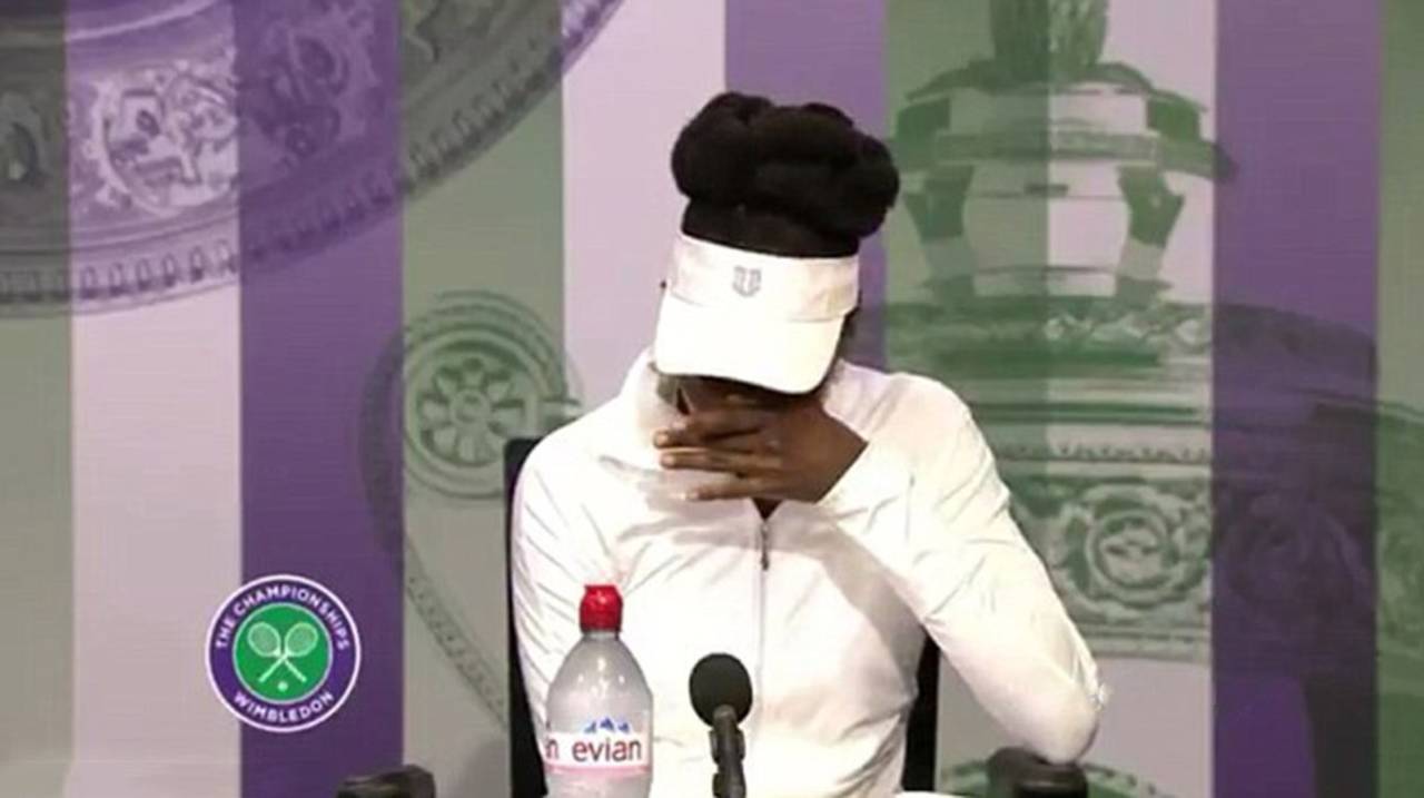 Venus Williams lloró cuando recordó el accidente automovilístico en el cual se vio involucrada y donde falleció una persona. Venus avanza y rompe en llanto en la rueda de prensa