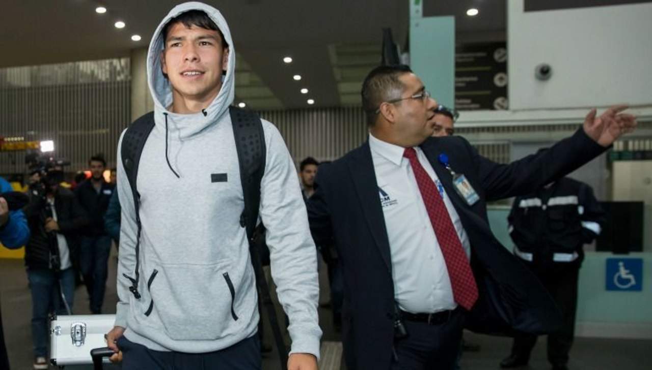 Lozano fue uno de los pocos jugadores de la selección mexicana que atendió hoy a los medios al regresar de Rusia y lo hizo con unas breves declaraciones camino a la salida de la terminal aérea. (FOTO: RÉCORD)

