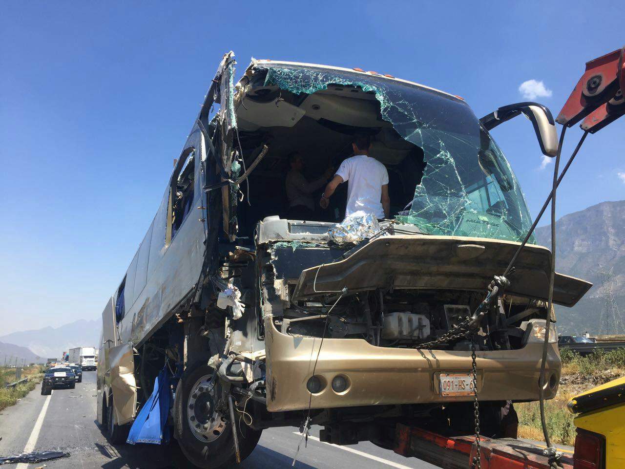 Se impacta autobús de pasajeros con tráiler en la Monterrey-Saltillo