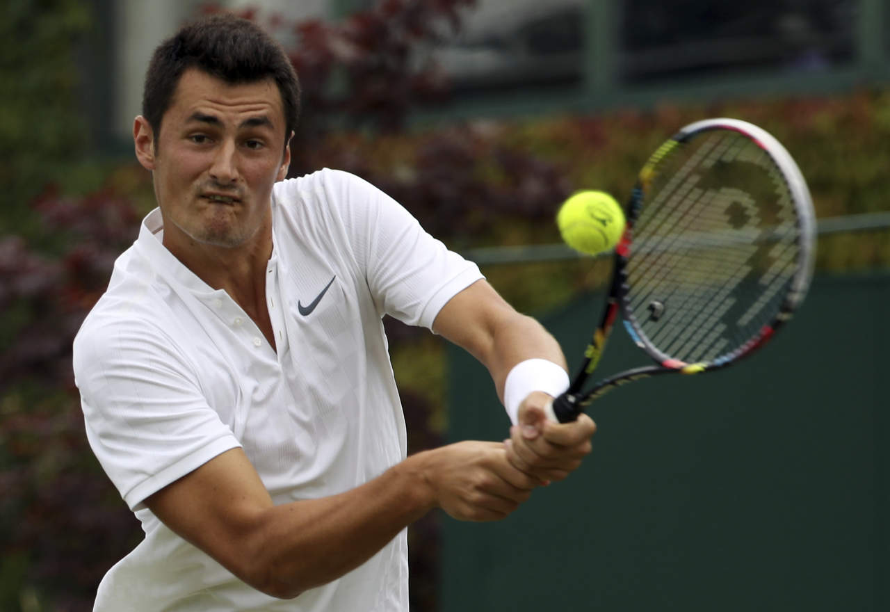 Bernard Tomic perdió 6-4, 6-3, 6-4 ante Mischa Zverev en la primera ronda de Wimbledon. (AP)